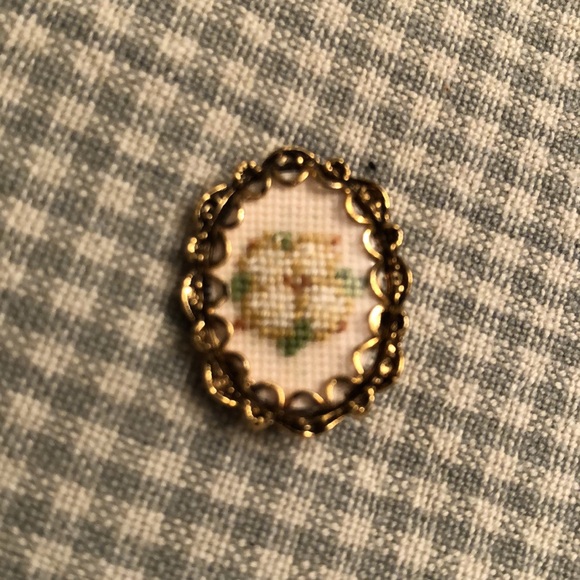 Vintage Petit Point Needlepoint Gold Tone Lapel Pin Hat Pin Brooch - #420 - Picture 3 of 5